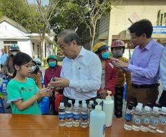 Chủ tịch UBND tỉnh Thừa Thiên Huế thưởng nóng 50 triệu cho trường Cao đẳng công nghiệp Huế để tiếp tục sản xuất dung dịch nước rửa tay miễn phí cho người dân
